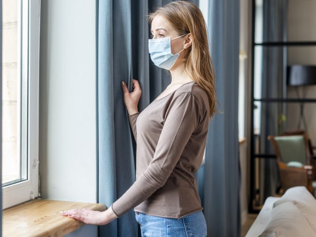 https://optimvent.ro/wp-content/uploads/2020/11/woman-with-mask-quarantine-looking-windows-640x480.jpg